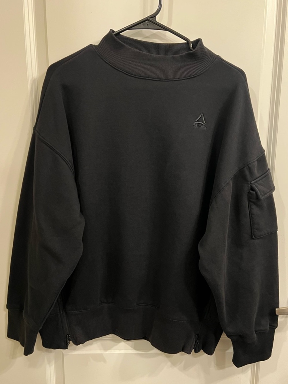 Reebok Black Crewneck Sweatshirt with Sleeve Utility Pocket | Size Medium